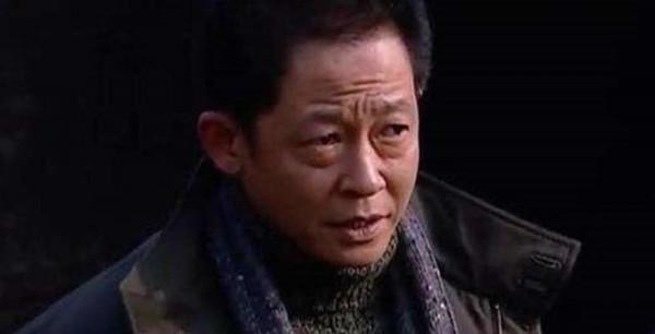 他是於藍之子，也是大導演，曾經深愛兩個女人，如今婚姻成謎