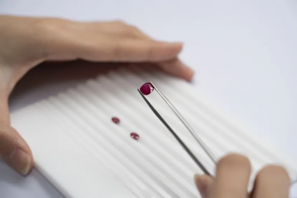 漲姿勢，帶你認識常用行動式寶石檢測儀器