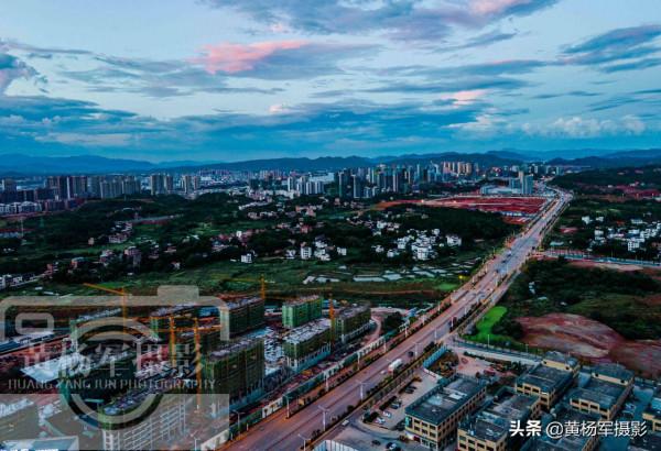 江西發展迅猛的縣城，工業園面積6000000平方米，城市與鄉村景美