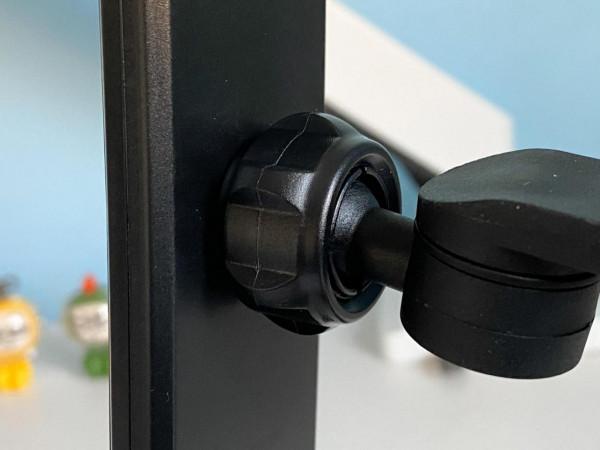 打造清爽的膝上型電腦桌面，只需用幾個小物件