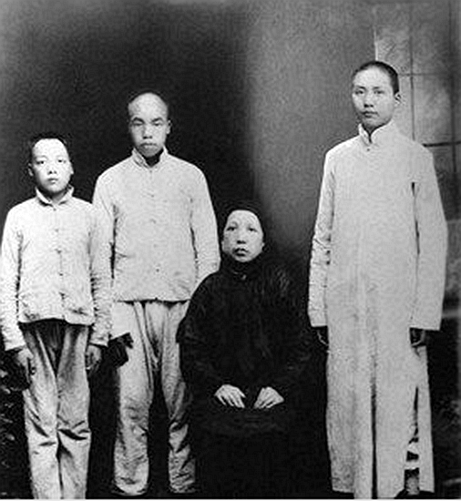 75年中央派人到新疆慰問，毛主席囑託：請放一束野花到我弟弟墓前