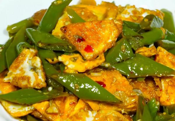 青椒放到鍋裡蒸一蒸,想不到這麼好吃,我家一週吃七次上桌就光碟 青椒放到鍋裡蒸一蒸,想不到這麼好吃,我家一週吃七次上桌就光碟