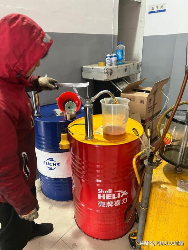 經濟下行購買新車計劃暫緩，翻新復古老爺車圓屁股奧迪老A6照樣香