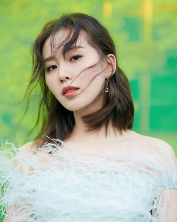 已經當媽的劉詩詩，穿著這身羽毛禮服依舊魅力不減，超有仙女感