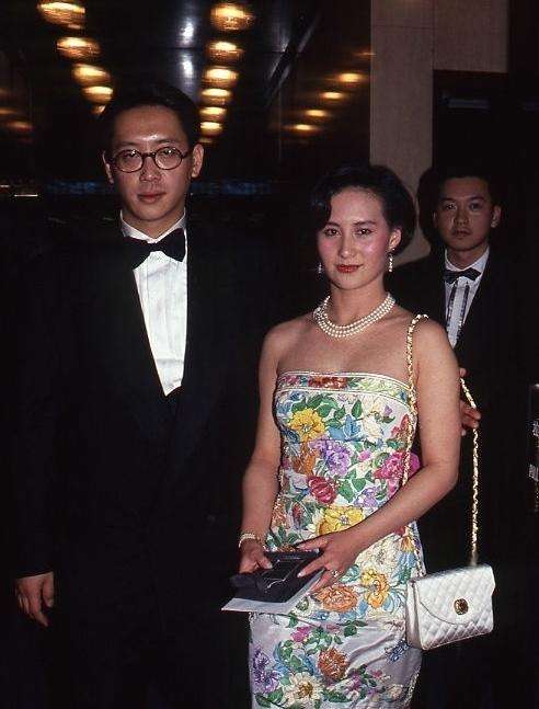 不惜得罪賭王也要與何超瓊離婚?許晉亨娶李嘉欣背後的真相 不惜得罪賭王也要與何超瓊離婚?許晉亨娶李嘉欣背後的真相