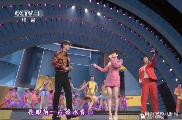 春晚新年戰袍秀：張小斐大衣10分鐘售罄，新主持馬凡舒旗袍美出圈