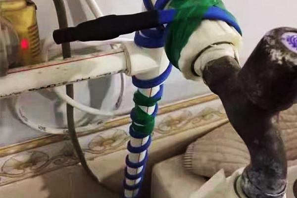 北方農村，冬天院子裡的自來水上凍讓農民很無奈，解決方法來了