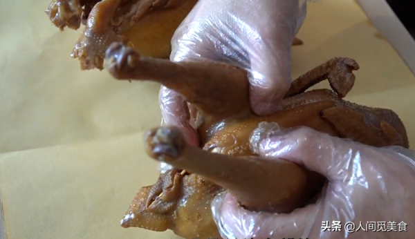 安徽這家椒麻雞,一天賣出2500只,許多客人只為一睹老闆“芳容” 安徽這家椒麻雞,一天賣出2500只,許多客人只為一睹老闆“芳容”