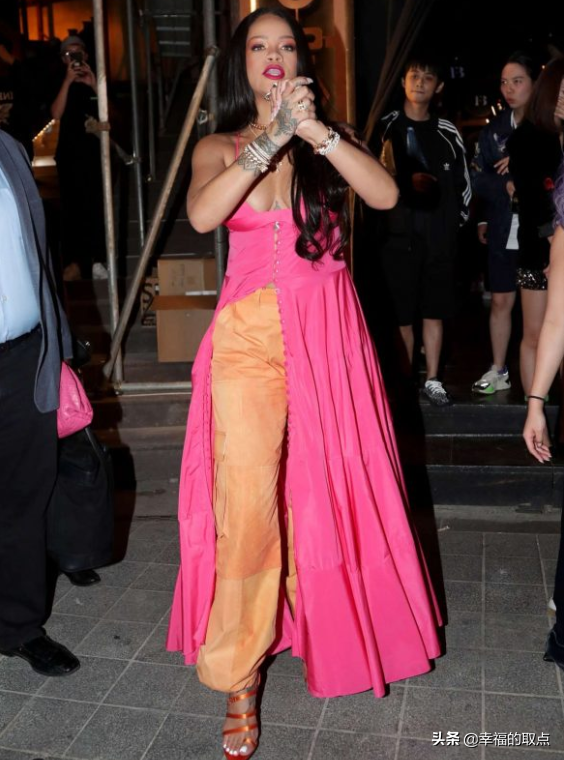 蕾哈娜現身首爾鬧市，長裙裡穿闊腿褲，這是什麼操作？