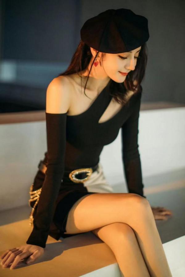 迪麗熱巴身穿斜肩針織上衣搭配短裙，帥度高，又養眼