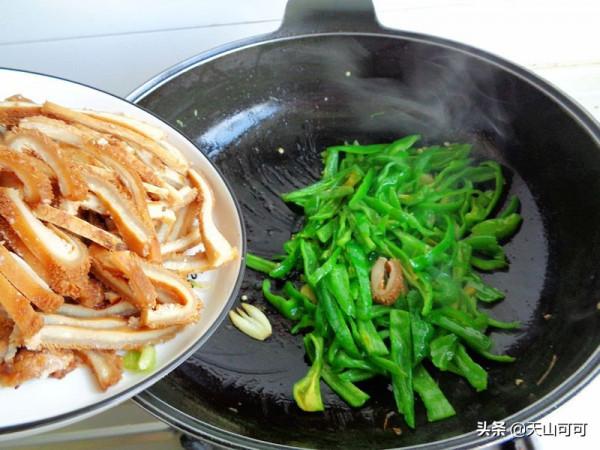 我家隔三差五吃的下飯菜，幾分鐘炒一盤，群友卻說：土豪沒法比