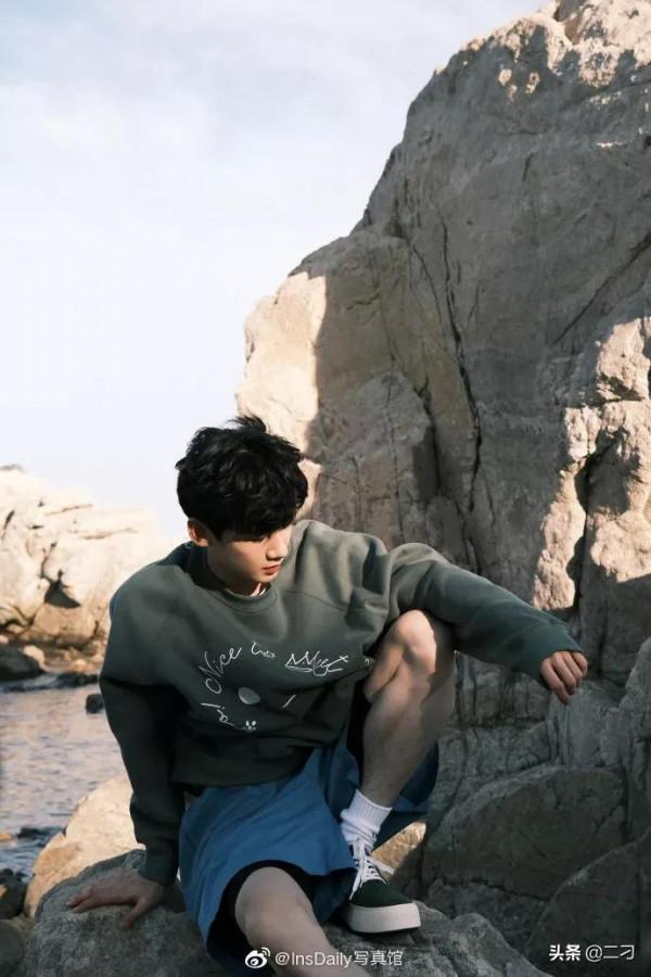 白敬亭 x MiniBAZAAR 十月刊海邊踏浪的純粹少年 ​​​​ 白敬亭 x MiniBAZAAR 十月刊海邊踏浪的純粹少年 ​​​​