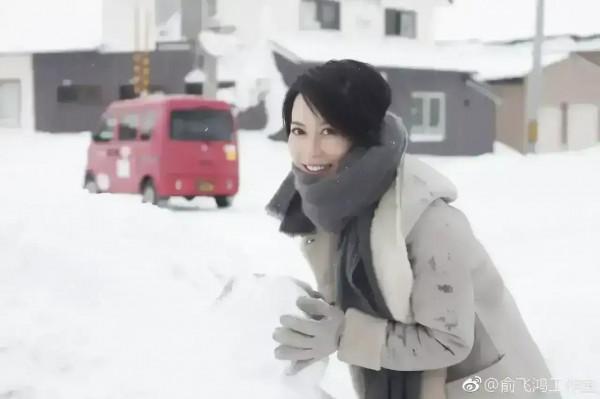 俞飛鴻身輕如燕，踏雪無痕，欣賞雪景太美了