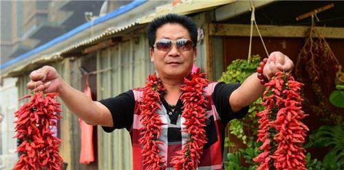 “中國辣王”李永志，一天吃5斤辣椒配高度白酒，如今已失去笑容