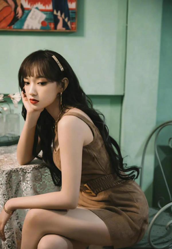 程瀟落葉棕背心裙，這樣的女孩子有誰不喜歡？