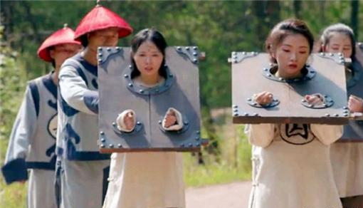 古代押運流放女囚犯,來回幾千里路,為何衙役們爭先恐後搶著去? 古代押運流放女囚犯,來回幾千里路,為何衙役們爭先恐後搶著去?