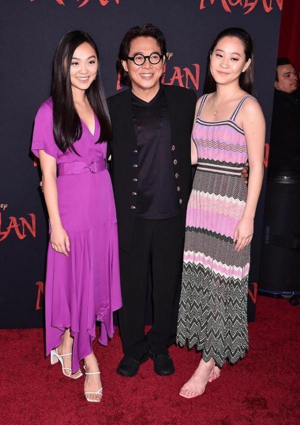 李連杰兩個女兒長相挺普通，穿裙裝配裸妝氣色不差，似鄰家小女孩