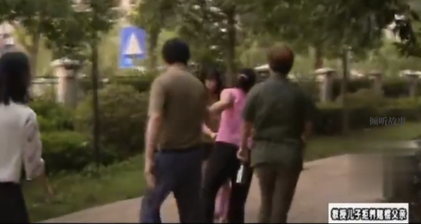 15年前輸光家產丟妻棄兒，今兒子成教授上門求贍養，兒子拎起棍棒