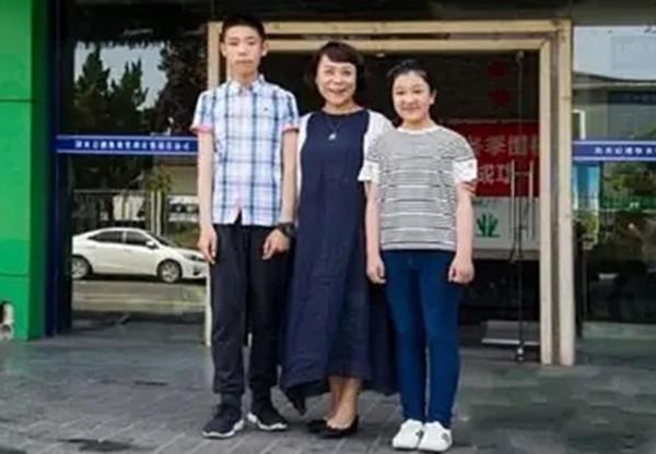 汶川地震時，一張西安“老師救娃”照感動眾人，他們相約5年一見