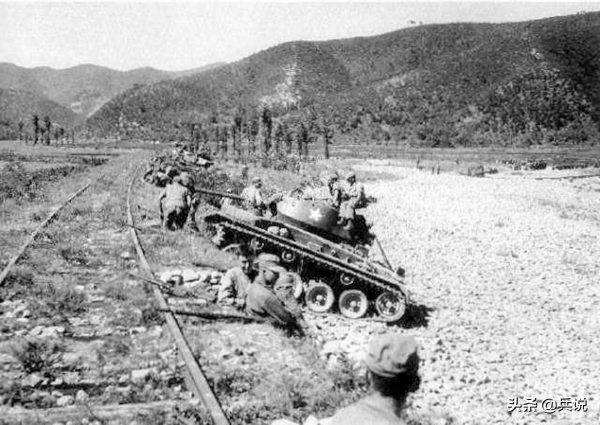 志願軍手握美式火箭筒，很振奮：不用扛炸藥包也能炸坦克了