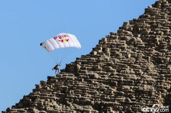 在金字塔上跳傘，夠硬核