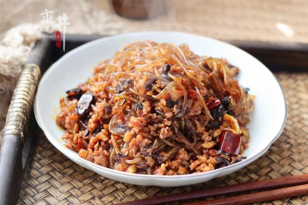 冬天，抓把粉絲泡一泡，炒一鍋解饞下飯還營養，不愁沒好菜了