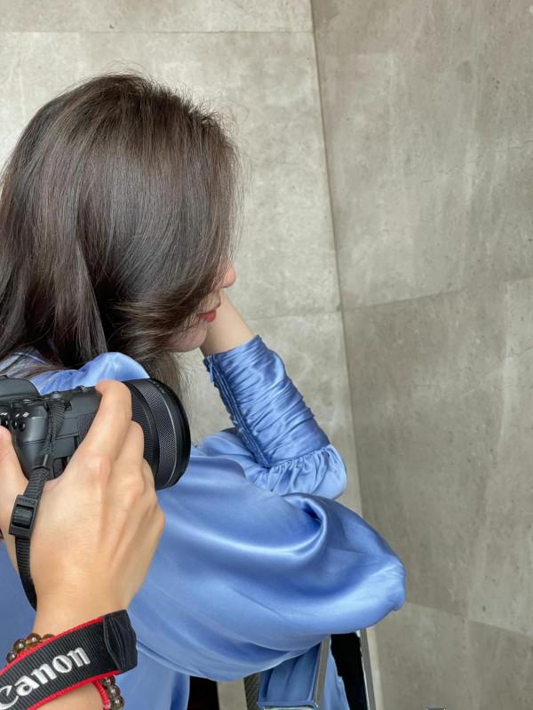 劉詩詩藍色絲綢長裙優雅靈動 秀精緻側顏氣質溫柔 劉詩詩藍色絲綢長裙優雅靈動 秀精緻側顏氣質溫柔