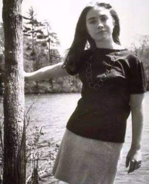 希拉里有多強勢？46年前婚禮上勾住老公脖子，克林頓在她懷裡好乖