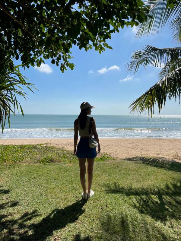 李沁曬照併發文：冬日的放風，不過吊帶短褲看著都冷