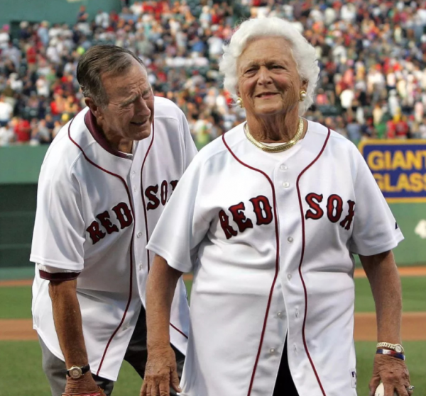 2018年老布什葬禮：希拉里無視特朗普，小布什再次給米歇爾遞糖