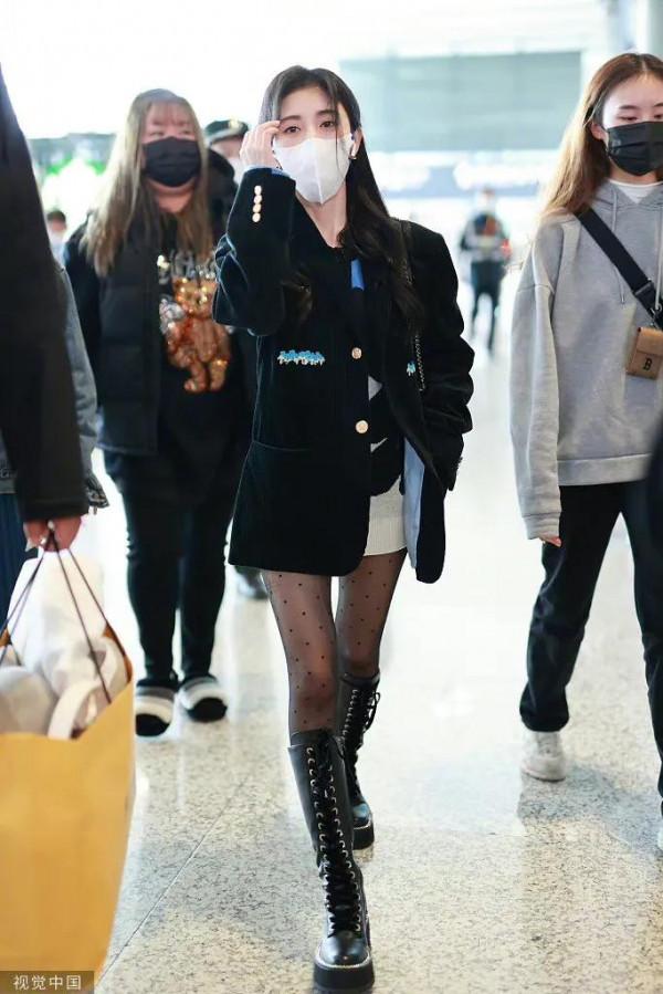 鞠婧禕機場秀，身穿毛衣長裙，黑絲襪長筒靴，太颯了