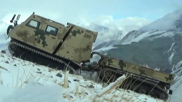 國產履帶式全地形車亮相，複雜地形暢通無阻，助力高原後勤