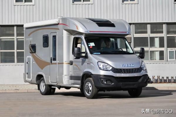 這臺房車有5種充電方式，車內電器語音控制，衛生間也是乾溼分離