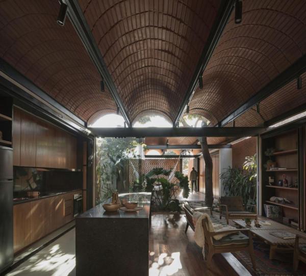 手工壓制磚與木材構築而成的自宅 &sol; Equipo de Arquitectura