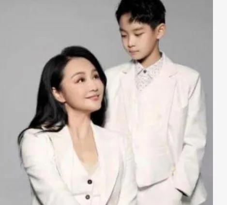 曹穎罕曬全家福，闢謠女兒傳聞並拒絕再生，10歲兒子已長成大帥哥