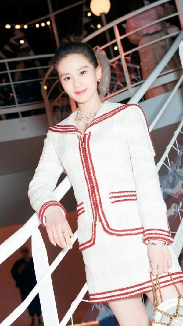 一顧傾人城，再顧傾人國 劉詩詩