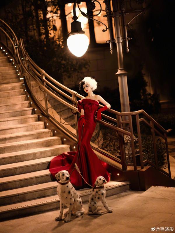 毛曉彤庫伊拉沉浸式仿妝，暗黑紅唇別樣狂野