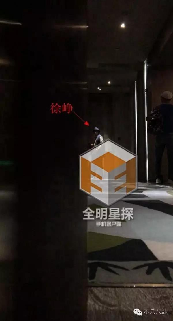 黃渤和女經紀人這個碰胳膊的動作，嚇壞大家了......