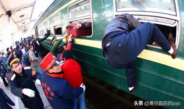 故鄉容不下肉身，他鄉安放不了靈魂