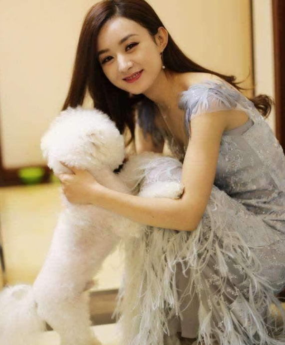 爆某劇組殺青遺棄“小生命”，站在門口等待惹人疼，網友怒斥缺德