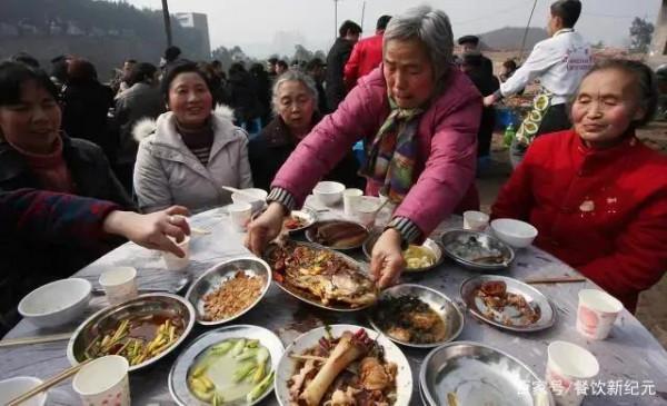 朋友結婚隨禮800，吃酒席時，當大媽掏出塑膠袋的那一刻，我慌了