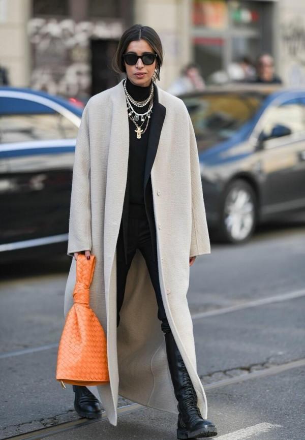 四五十歲的女人別直接穿毛衣，學潮流達人的打扮，配毛衣鏈太洋氣