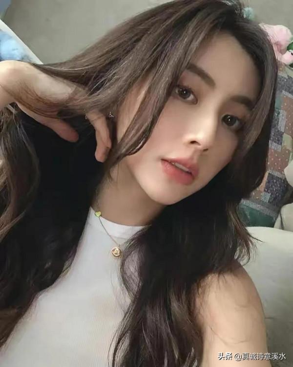 她是北京師範大學的校花,也是校園裡的超級學霸 她是北京師範大學的校花,也是校園裡的超級學霸