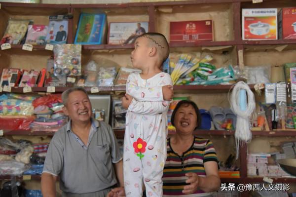 河南大叔供銷社裡賣貨55年，一擔兩筐走遍全鄉，商店模樣70年沒改