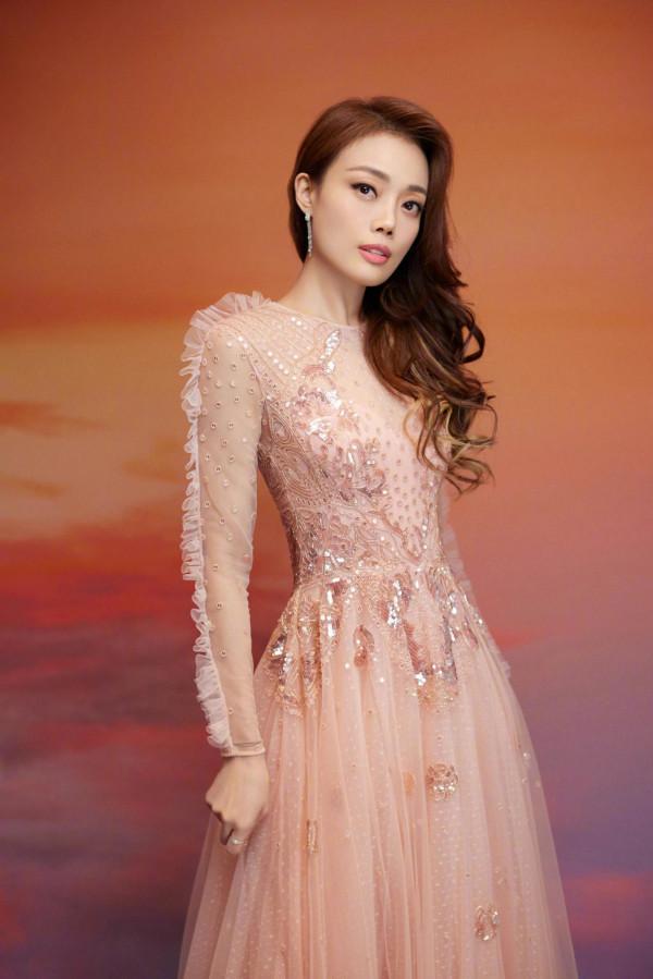 Twins合體鄧紫棋瘦脫型，景甜廉價禮服穿出富貴感，溫碧霞似公主