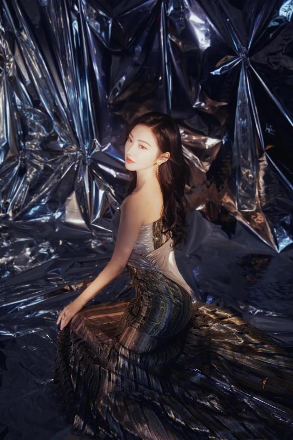 景甜～時尚先生紅毯亮相，金屬感修身長裙好美