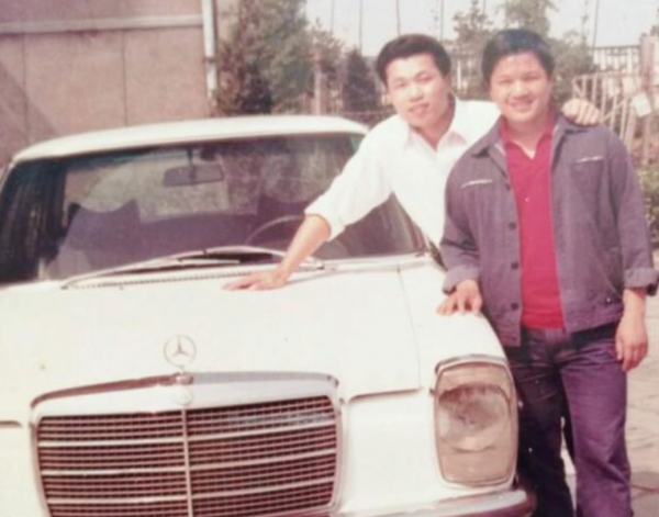 1981年，頂級飛行員黃植誠駕戰機起義，獲65萬獎金，娶美女空姐