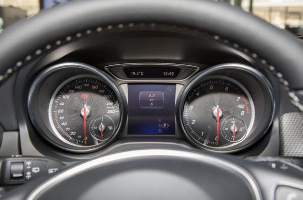 賓士GLA車機時間老是慢怎麼回事? 賓士GLA車機時間老是慢怎麼回事?