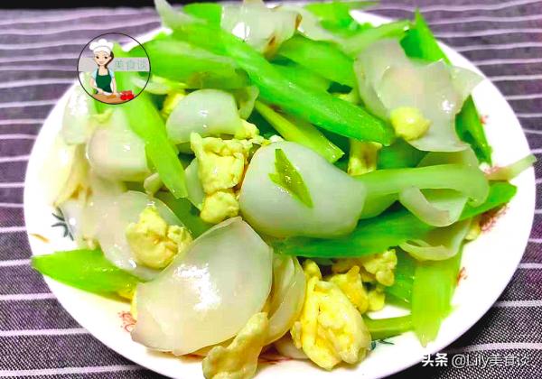 秋天,記得多吃這“一白一綠”,不放肉炒也很香,秋天吃它特養人 秋天,記得多吃這“一白一綠”,不放肉炒也很香,秋天吃它特養人