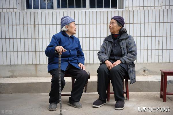 農村的村口為何每天都可以坐滿人？他們聚集在一起聊些什麼？